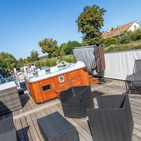 Πλωτό κατάλυμα La Peniche