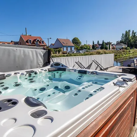 Πλωτό κατάλυμα La Peniche