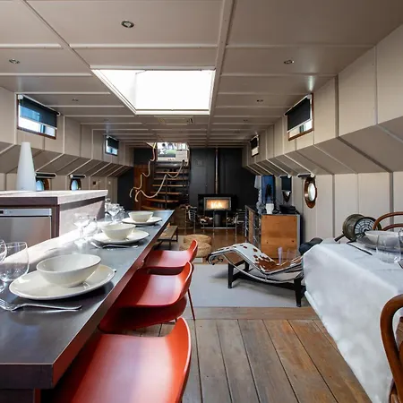 Πλωτό κατάλυμα La Peniche